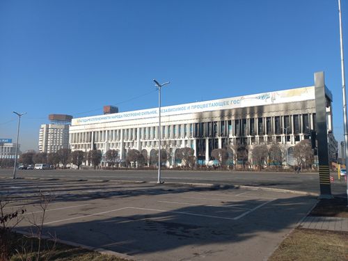 알마티 공화국 광장 주변의 불탄 건물(알마티=연합뉴스) 연초 발생한 카자흐스탄 소요사태 당시 가장 많은 시위군중이 모였고 방화와 약탈의 피해를 입기도 했던 알마티시 공화국광장 주변 한 건물의 올해 1월 12일 모습. 2022.2.5 [연합뉴스 자료사진] almatykim67@yna.co.kr