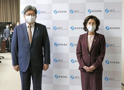 미·일 철강 관세 협의(도쿄 교도=연합뉴스) 지나 러몬도 미국 상무장관과 하기우다 고이치(萩生田光一) 일본 경제산업상이 작년 11월 15일 일본 경제산업성에서 회담에 앞서 사진 촬영에 응하고 있다. 일본 언론의 보도에 의하면 이들은 이날 철강·알루미늄 관세 문제를 협의했다. 2022.2.5 [교도 연합뉴스 자료사진. 재판매 및 DB 금지]