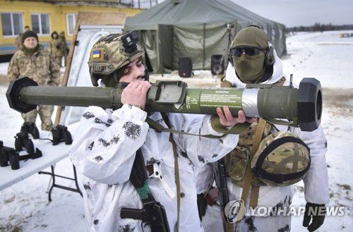 '미국 지원' 로켓 발사기 조작법 익히는 우크라이나군(리비우 AP=연합뉴스) 러시아-우크라이나 간 군사적 긴장이 고조되고 있는 가운데 4일(현지시간) 우크라이나군이 서부 리비우 인근 야보리프 사격 훈련장에서 미국이 제공한 진지 파괴용 견착식 로켓 발사기(SMAW-D)의 조작법을 익히고 있다. 2022.2.4     sungok@yna.co.kr (끝)