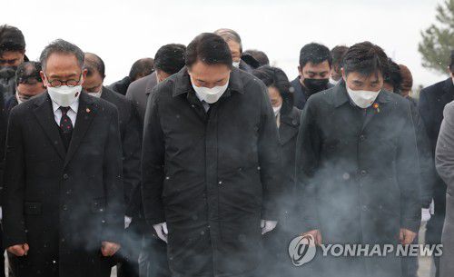 제주4.3평화공원 참배하는 윤석열 후보(제주=연합뉴스) 하사헌 기자 = 국민의힘 윤석열 대선 후보가 5일 제주시 제주4.3평화공원을 참배하고 있다. 2022.2.5 toadboy@yna.co.kr