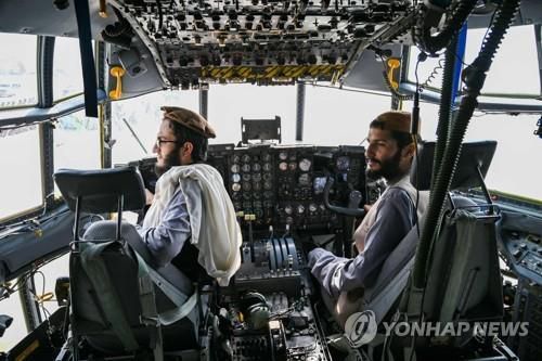 작년 8월 31일 아프간 군용기 조종석에 앉은 탈레반 대원 [AFP 연합뉴스 자료사진 재판매 및 DB 금지]