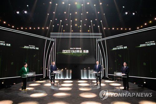 방송토론회 참석한 대선후보(서울=연합뉴스) 지상파 방송 3사가 공동주최한 대선후보토론회가 열린 3일 서울 KBS 스튜디오에서 정의당 심상정 · 더불어민주당 이재명 · 국민의힘 윤석열 · 국민의당 안철수 대선후보(왼쪽부터)가 토론회 전 리허설을 하고 있다. 2022.2.3 [국회사진기자단] srbaek@yna.co.kr