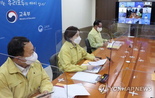 내주 새학기 등교 방안 발표…시도교육감과 협의하는 유은혜 부총리(서울=연합뉴스) 김승두 기자 = 유은혜 부총리 겸 교육부 장관이 4일 정부서울청사에서 17개 시도 교육감과 영상 간담회를 열고 새 학기 학사 운영 방안을 논의하고 있다.      교육부는 질병관리청 등 보건 당국, 시도교육청과 협의를 통해 새 학기 학사운영과 학교 방역관리 방안을 확정해 다음 주 중에 발표할 예정이다. 2022.2.4 kimsdoo@yna.co.kr