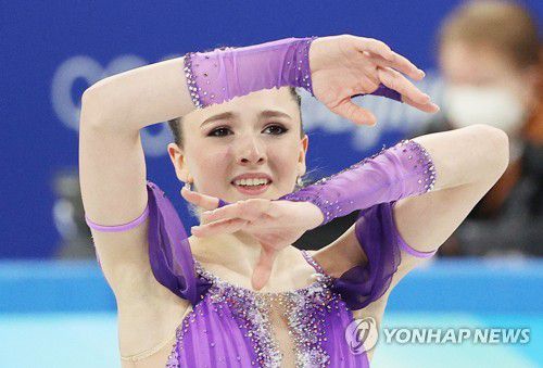 [베이징] '감사합니다'(베이징=연합뉴스) 한종찬 기자 = 6일 오전 중국 베이징 캐피털 실내 경기장에서 열린 2022 베이징동계올림픽 피겨 팀 이벤트 여자 싱글 쇼트 프로그램 예선전에서 러시아올림픽위원회(ROC)의 카밀라 발리예바가 연기를 마친 뒤 인사하고 있다. 2022.2.6 saba@yna.co.kr