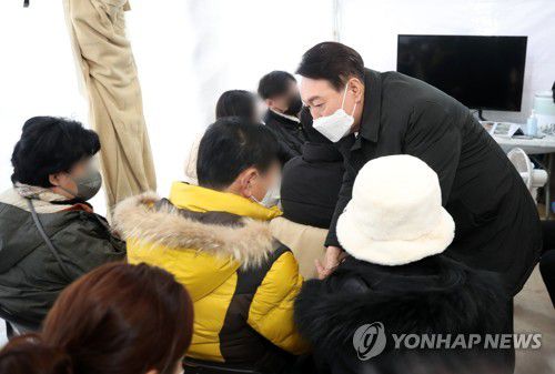 광주 붕괴사고 피해자 가족들과 면담하는 윤석열 후보(광주=연합뉴스) 이정훈 기자 = 국민의힘 윤석열 대선 후보가 6일 광주 서구 화정동 아파트 신축공사 붕괴사고 현장을 방문해 피해자 가족들과 면담을 마친 후 격려하고 있다. 2022.2.6 [공동취재] uwg806@yna.co.kr