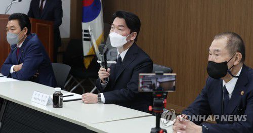 코로나피해 자영업 총연대 간담회에서 발언는 안철수 후보(서울=연합뉴스) 국민의당 안철수 대선 후보가 6일 오후 서울 중구한국외식업중앙회에서 열린 코로나피해 자영업 총연대 간담회에서 발언하고 있다. 2022.2.6 [국회사진기자단] toadboy@yna.co.kr