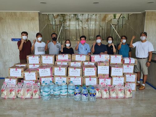 시토이 조 시장(왼쪽 4번째)이 한인 취약계층에 비상식량을 전달하고 있다.[세부한인회 제공]