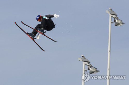 점프하는 중국 스키 대표 에일린 구[EPA 연합뉴스 자료사진. 재판매 및 DB 금지]