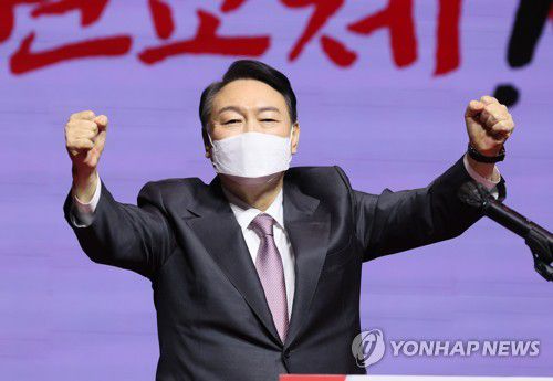 인사하는 윤석열(광주=연합뉴스) 이정훈 기자 = 국민의힘 윤석열 대선 후보가 6일 오후 광주 서구 김대중컨벤션센터에서 열린 광주선대위 필승결의대회에서 발언한 뒤 인사하고 있다. 2022.2.6 uwg806@yna.co.kr