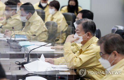 코로나19 중앙재난안전대책본부 회의 주재하는 문재인 대통령(서울=연합뉴스) 문재인 대통령이 7일 오전 청와대 국가위기관리센터에서 코로나19 중앙재난안전대책본부 회의를 주재하고 있다. 2022.2.7 [청와대 제공. 재판매 및 DB금지] jeong@yna.co.kr