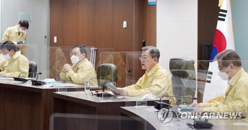 코로나19 중앙재난안전대책본부 회의 주재하는 문재인 대통령(서울=연합뉴스) 문재인 대통령이 7일 오전 청와대 국가위기관리센터에서 코로나19 중앙재난안전대책본부 회의를 주재하고 있다. 2022.2.7 [청와대 제공. 재판매 및 DB금지] jeong@yna.co.kr