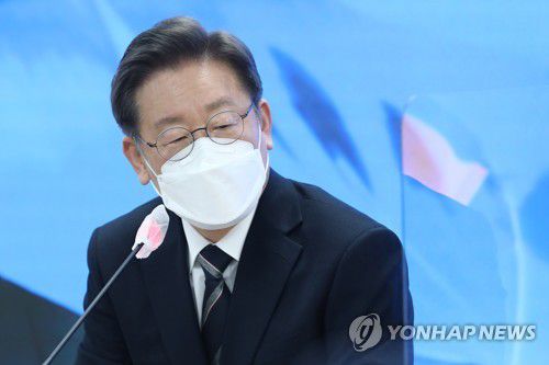 시도당위원장 연석회의에서 발언하는 이재명 대선후보(서울=연합뉴스) 백승렬 기자 = 더불어민주당 이재명 대선 후보가 7일 오후 서울 여의도 중앙당사에서 열린 시-도당 위원장단 연석회의에서 인사말을 하고 있다. 2022.2.7 [국회사진기자단] srbaek@yna.co.kr