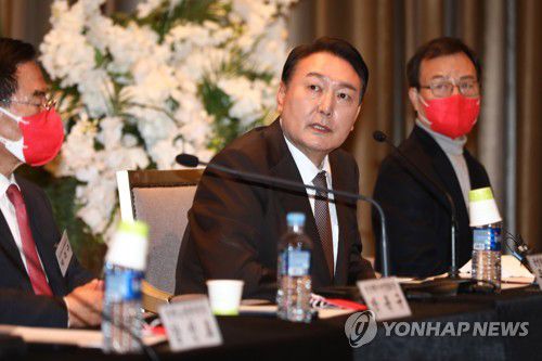 택시 정책 간담회에서 질문에 답하는 윤석열 대선 후보(서울=연합뉴스) 국민의힘 윤석열 대선 후보가 8일 오후 서울 송파구 교통회관에서 열린 '힘내라 택시! 소통의 날' 정책간담회에서 질문에 답하고 있다. 2022.2.8 [국회사진기자단] toadboy@yna.co.kr