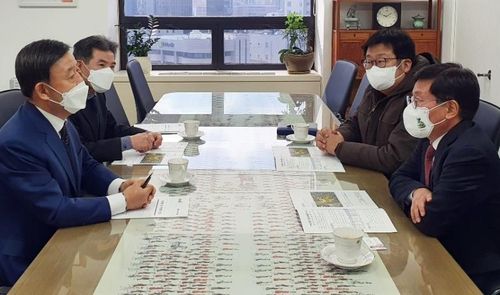 김현모 문화재청장(오른쪽 앞)과 면담중인 허성곤 김해시장(왼쪽 앞)[김해시 제공. 재판매 및 DB 금지]