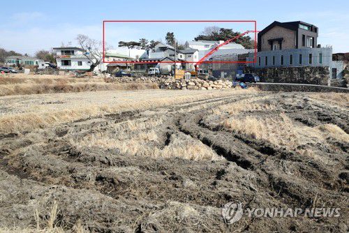 문 대통령 양산 사저 마무리 공사(양산=연합뉴스) 김동민 기자 = 지난 8일 오후 경남 양산시 하북면 지산리 평산마을 문재인 대통령 사저에서 마무리 공사가 진행되고 있다. 공사 가림막 너머로 보이는 곳(붉은 선)이다.     문 대통령 내외는 퇴임 후 오는 5월부터 이곳에서 거주할 예정이다. 2022.2.9 image@yna.co.kr