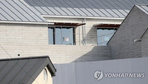 창 넓은 문재인 대통령 사저(양산=연합뉴스) 김동민 기자 = 지난 8일 오후 경남 양산시 하북면 지산리 평산마을 문재인 대통령 사저에서 마무리 공사가 진행되고 있다. 공사 가림막 너머로 보이는 곳이다.     문 대통령 내외는 퇴임 후 오는 5월부터 이곳에서 거주할 예정이다. 2022.2.9 image@yna.co.kr