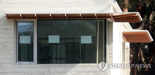 창 넓은 사저(양산=연합뉴스) 김동민 기자 = 지난 8일 오후 경남 양산시 하북면 지산리 평산마을 문재인 대통령 사저에서 마무리 공사가 진행되고 있다. 공사 가림막 너머로 보이는 곳이다.     문 대통령 내외는 퇴임 후 오는 5월부터 이곳에서 거주할 예정이다. 2022.2.9 image@yna.co.kr
