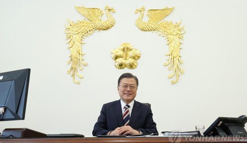 문 대통령, 아태뉴스통신사기구와 서면 인터뷰     (서울=연합뉴스) 안정원 기자 = 문재인 대통령이 청와대에서 아시아·태평양지역 뉴스통신사 교류협력체 '아태뉴스통신사기구'(OANA)의 의장사인 연합뉴스 및 세계 7대 통신사와 서면인터뷰를 한 후 사진 촬영에 임하고 있다. 2022.2.10 [아태뉴스통신사기구 합동취재단]