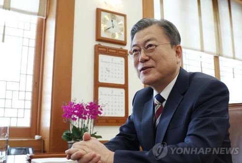 문 대통령, 아태뉴스통신사기구와 서면 인터뷰     (서울=연합뉴스) 안정원 기자 = 문재인 대통령이 청와대에서 아시아·태평양지역 뉴스통신사 교류협력체 '아태뉴스통신사기구'(OANA)의 의장사인 연합뉴스 및 세계 7대 통신사와 서면인터뷰를 한 후 사진 촬영에 임하고 있다. 2022.2.10 [아태뉴스통신사기구 합동취재단]