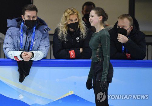 코치진과 이야기하며 미소짓는 발리예바[로이터=연합뉴스]