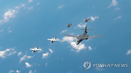 비행하는 미국 폭격기들지난 2020년 8월 17일 미국의 폭격기 B-1B가 주일 미 공군 F-15C, 미 해군 F/A-18 슈퍼호넷, 미 해병대 F-35B 호위를 받으며 한반도 근해를 비행하는 모습. [미 태평양공군홈페이지 제공. 재판매 및 DB 금지]