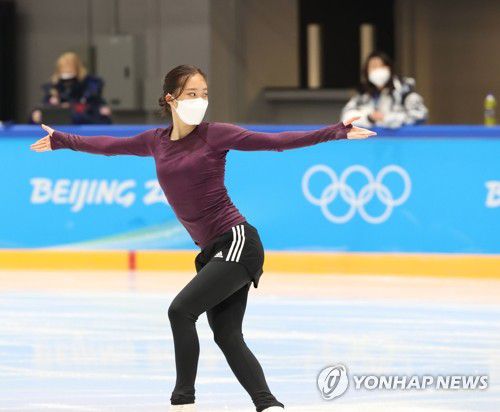 [올림픽] '연습도 실전처럼'(베이징=연합뉴스) 황광모 기자 = 2022 베이징 동계올림픽 여자 피겨 싱글에 출전하는 대한민국의 유영이 10일 오전 중국 베이징 캐피털 실내경기장 보조경기장에서 열린 공식훈련에서 자신의 프로그램을 점검하고 있다. 2022.2.10 hkmpooh@yna.co.kr