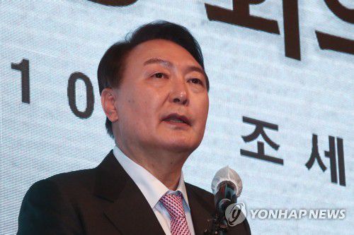 인사말하는 윤석열 대선후보(서울=연합뉴스) 국민의힘 윤석열 대선후보가 10일 오후 서울 서초구 엘타워에서 열린 "공정한 조세, 공정한 나라-세무사들과 함께!" 세무사 드림봉사단 발대식에 참석해 인사말을 하고 있다. 2022.2.10 [국회사진기자단] srbaek@yna.co.kr