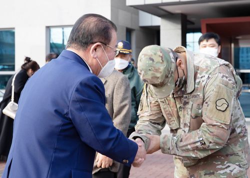"우리는 피를 나눈 혈맹"경북 칠곡군 보훈회관에서 열린 선물 전달식에서 한국인 참전용사(왼쪽)와 주한미군 장병이 손을 맞잡고 있다. [칠곡군 제공. 재판매 및 DB 금지]