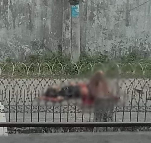 양곤에서 반군부 구호가 적힌 현수막을 걸다가 총을 맞고 쓰러진 미얀마 청년[SNS 캡처. 재판매 및 DB 금지]