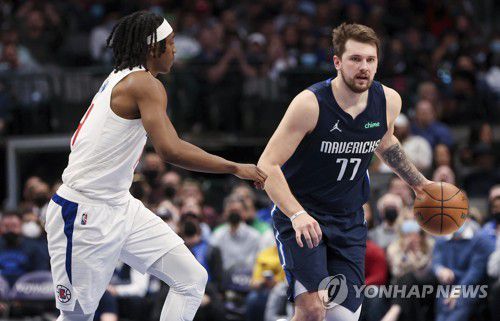 드리블하는 돈치치(오른쪽)[Kevin Jairaj-USA TODAY Sports=연합뉴스]