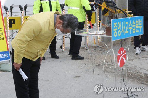 광주 서구, 붕괴사고 후속 조치 발표(광주=연합뉴스) 정회성 기자 = 지난 9일 오전 광주 서구 화정아이파크 붕괴현장에서 서대석 광주 서구청장이 사고수습 후속 조치를 발표하고 있다. 서구는 피해자 장례를 지원하고, 현대산업개발과 피해보상 협의에 나서는 유가족을 돕겠다고 약속했다. hs@yna.co.kr