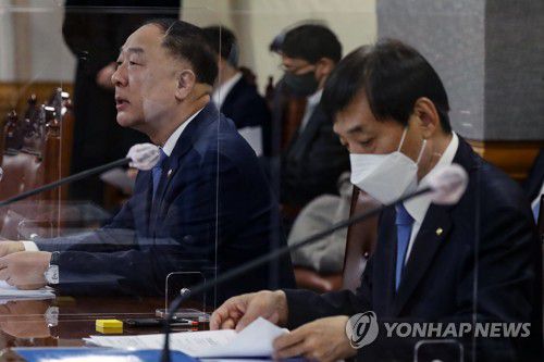 모두발언하는 홍남기 경제부총리(서울=연합뉴스) 신준희 기자 = 홍남기 경제부총리 겸 기획재정부 장관이 11일 오전 중구 은행회관에서 열린 거시경제금융회의에서 모두발언을 하고 있다.      이날 회의에는 홍 부총리를 비롯해 이주열 한국은행 총재, 정은보 금융감독원장 등 경제·금융당국 수장들이 참석했다. 2022.2.11 [공동취재] hama@yna.co.kr
