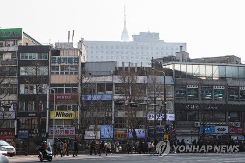 흐릿한 서울타워(서울=연합뉴스) 임병식 기자 = 미세먼지 농도가 높은 11일 서울 남대문시장에서 남산 서울타워가 흐릿하게 보이고 있다. 2022.2.11 andphotodo@yna.co.kr