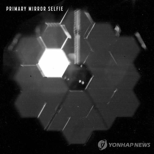 제임스 웹 망원경의 셀카 사진[NASA 제공/AFP 연합뉴스 자료사진. 재판매 및 DB 금지]