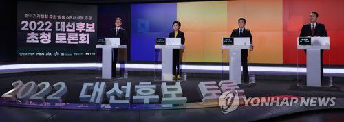 토론회 준비하는 대선후보들(서울=연합뉴스) 더불어민주당 이재명, 정의당 심상정, 국민의당 안철수, 국민의힘 윤석열 대선후보(왼쪽부터)가 11일 오후 서울 중구 매경미디어센터에서 열린 한국기자협회 주최 방송 6개사 공동 주관 2022 대선후보 초청 토론회 시작에 앞서 리허설하고 있다. 2022.2.11 [국회사진기자단] uwg806@yna.co.kr