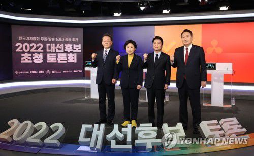 토론에 앞서 기념촬영하는 대선 후보들(서울=연합뉴스) 11일 오후 서울 중구 매경미디어센터에서 열린 한국기자협회 주최·방송 6개사 공동 주관 '2022 대선후보 초청 토론'에서 후보들이 기념촬영을 하고 있다. 왼쪽부터 더불어민주당 이재명 후보, 정의당 심상정 후보, 국민의당 안철수 후보, 국민의힘 윤석열 후보. 2022.2.11 [국회사진기자단] toadboy@yna.co.kr