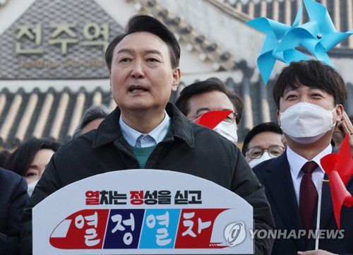 열정열차 탑승 전 발언하는 윤석열(전주=연합뉴스) 이정훈 기자 = 국민의힘 윤석열 대선 후보가 12일 오전 전주역에서 공약홍보 '열정열차' 탑승에 앞서 발언하고 있다. 2022.2.12 uwg806@yna.co.kr