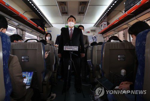 윤석열, 열정열차 질의응답(순천=연합뉴스) 이정훈 기자 = 국민의힘 윤석열 대선 후보가 12일 오후 전남 순천역에서 정책 공약 홍보를 위한 '열정열차'에 탑승해 취재진과 질의응답을 하고 있다. 2022.2.12 uwg806@yna.co.kr