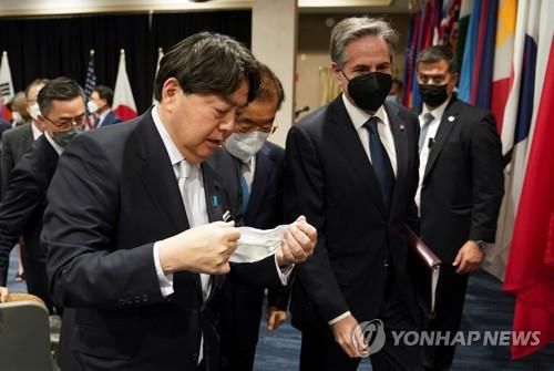 공동기자회견 마친 한미일 외교장관들(호놀룰루 로이터=연합뉴스) 정의용 외교부 장관(앞줄 가운데), 토니 블링컨 미국 국무장관(앞줄 오른쪽), 하야시 요시마사(林芳正) 일본 외무상(앞줄 왼쪽)이 하와이에서 열린 한미일 외교장관 공동기자회견을 마치고 걸어나가고 있다. 2022.2.12 [재판매 및 DB 금지] photo@yna.co.kr