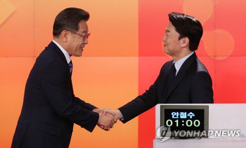 인사하는 이재명 후보와 안철수 후보(서울=연합뉴스) 더불어민주당 이재명 대선 후보와 국민의당 안철수 대선 후보가 11일 오후 서울 중구 매경미디어센터에서 열린 한국기자협회 주최·방송 6개사 공동 주관 '2022 대선후보 초청 토론'에서 인사를 나누고 있다. 2022.2.11 [국회사진기자단] toadboy@yna.co.kr