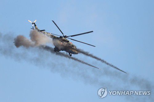 우크라 사태 속 러-벨라루스 연합훈련서 사격하는 헬기(그로드노 AFP/BELTA=연합뉴스) 12일(현지시간) 폴란드·리투아니아와 접경한 벨라루스 서부 그로드노 지역의 훈련장에서 러시아와 벨라루스군의 연합훈련에 동원된 헬기가 사격을 하고 있다. 러시아의 우크라이나 침공준비설로 긴장이 고조된 가운데 러시아는 우방인 벨라루스의 여러 훈련장에서 지난 10일부터 '연합의 결의 2022'이라고 명명된 연합훈련을 개시했다. 2022.2.13 leekm@yna.co.kr
