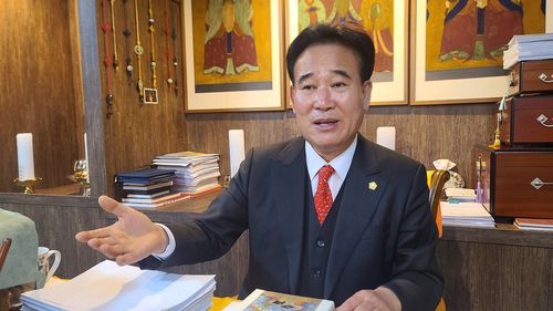 "무속이라고 무조건 나쁘다는 건 문제"(서울=연합뉴스) 양정우 기자 = 무속인 단체인 경천신명회 이성재(68) 총회장이 지난 11일 서울 송파구 가락동에 있는 개인 신당에서 연합뉴스와 만나 최근 정치권을 중심으로 불거진 '무속인 논란'에 대한 입장을 밝혔다. 2022.2.14 eddie@yna.co.kr (끝)