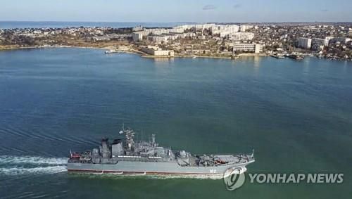 우크라 인근 흑해 항구로 진입하는 러시아 상륙함10일(현지시간) 크림반도 세바스토폴항에 러시아 상륙함 칼리닌그라드 호가 진입하고 있다. 러시아 국방부는 발트함대와 북해함대 소속 대형 상륙함 6척이 훈련 참가를 위해 우크라이나 인근 흑해로 진입했다고 밝혔다. [러시아 국방부 제공. 재판매 및 DB 금지]