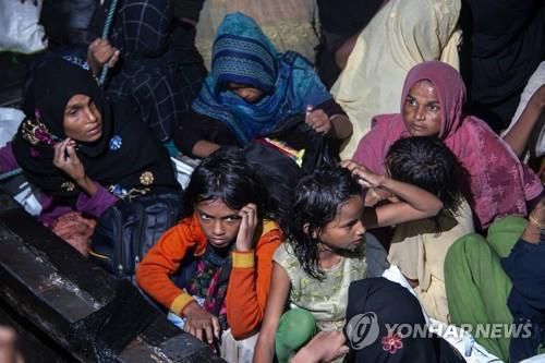 인니 수마트라섬 앞바다서 구조된 표류 로힝야족 난민들[AP=연합뉴스]