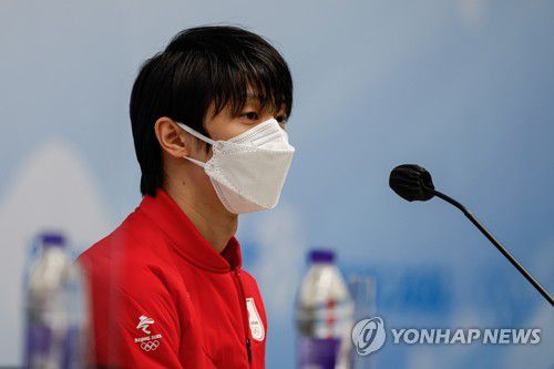 기자회견 하는 하뉴[EPA=연합뉴스]