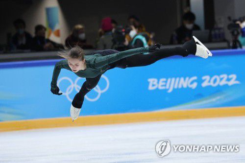 [올림픽] 훈련하는 발리예바(베이징=연합뉴스) 임화영 기자 = '도핑 위반 의혹'이 사실로 드러난 피겨 스케이팅 특급 스타 카밀라 발리예바(러시아올림픽위원회)가 11일 중국 베이징 캐피털 실내 경기장에서 훈련하고 있다.      발리예바가 2022 베이징 동계올림픽 피겨 여자 싱글 종목에 출전할 수 있느냐는 조만간 열릴 스포츠중재재판소(CAS)의 긴급 청문회에서 결판난다.      국제올림픽위원회(IOC)는 이날 일일 브리핑에서 발리예바가 약물 검사에서 양성 반응을 보였다고 공식 발표했다.      발리예바의 불법 약물 사용을 IOC가 확인한 셈이다. 2022.2.11 hwayoung7@yna.co.kr