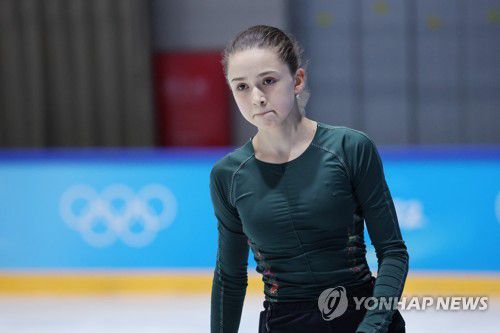 [올림픽] 입술 꽉 깨문 발리예바(베이징=연합뉴스) 임화영 기자 = '도핑 위반 의혹'이 사실로 드러난 피겨 스케이팅 특급 스타 카밀라 발리예바(러시아올림픽위원회)가 11일 중국 베이징 캐피털 실내 경기장에서 훈련하고 있다.      발리예바가 2022 베이징 동계올림픽 피겨 여자 싱글 종목에 출전할 수 있느냐는 조만간 열릴 스포츠중재재판소(CAS)의 긴급 청문회에서 결판난다.      국제올림픽위원회(IOC)는 이날 일일 브리핑에서 발리예바가 약물 검사에서 양성 반응을 보였다고 공식 발표했다.      발리예바의 불법 약물 사용을 IOC가 확인한 셈이다. 2022.2.11 hwayoung7@yna.co.kr