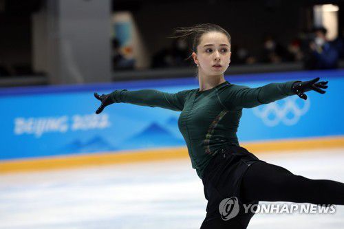 [올림픽] 발리예바의 운명은?(베이징=연합뉴스) 박동주 기자 = 2022 베이징 동계올림픽에 출전한 피겨 스케이팅 '여제' 카밀라 발리예바가 13일 중국 베이징 캐피털 실내경기장 인근 피겨스케이팅 훈련장에서 공식훈련을 하고 있다.       발리예바는 지난 10일 베이징올림픽 개막 전에 제출했던 도핑 샘플에서 협심증 치료제이자 흥분제 효과를 내는 금지 약물 트리메타지딘이 발견된 것으로 확인돼 충격을 안겼다.     발리예바의 운명은 스포츠중재재판소(CAS)에서 결정된다. 2022.2.13 pdj6635@yna.co.kr