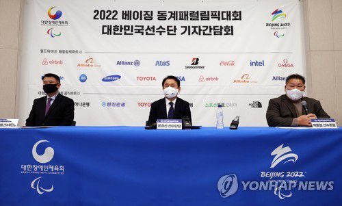 베이징동계패럴림픽 응원해주세요(서울=연합뉴스) 한상균 기자 = 윤경선 2022 베이징 동계패럴림픽 한국 선수단장이 14일 서울시민청에서 기자간담회를 하고 있다.      오른쪽부터 박종철 선수촌장, 윤경선 단장, 신영용 선수부단장. 2022.2.14 xyz@yna.co.kr