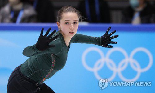 [올림픽] CAS 판결에 올림픽 개인전 출전 가능해진 발리예바(베이징=연합뉴스) 임화영 기자 = 여자 피겨의 신성에서 여제 등극을 꿈꾸는 러시아올림픽위원회(ROC)의 카밀라 발리예바가 14일 오후 중국 베이징 캐피털 실내경기장 연습링크에서 열린 공식 훈련에서 쇼트프로그램 동작을 연습하고 있다.    스포츠중재재판소(CAS)는 14일 도핑 위반 통보를 받은 러시아반도핑기구(RUSADA)가 발리예바의 징계를 철회한 것과 관련해 국제올림픽위원회(IOC), 세계반도핑기구(WADA), 국제빙상경기연맹(ISU)이 제기한 이의 신청을 기각했다.  이 결정으로 발리예바는 오는 15일부터 시작되는 베이징 동계올림픽 여자 싱글 개인전에 출전이 가능해졌다. 2022.2.14 hwayoung7@yna.co.kr
